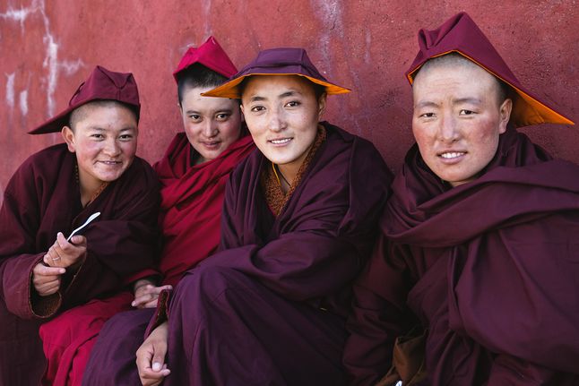 Szczególnie znane nam są buddyjskie klasztory. Mnisi i mniszki medytują i modlą się za tych, którzy nie mają dość wiary. Nauczają, jak przejść drogę do realizacji Czterech Szlachetnych Prawd, często określanych jako dharma.