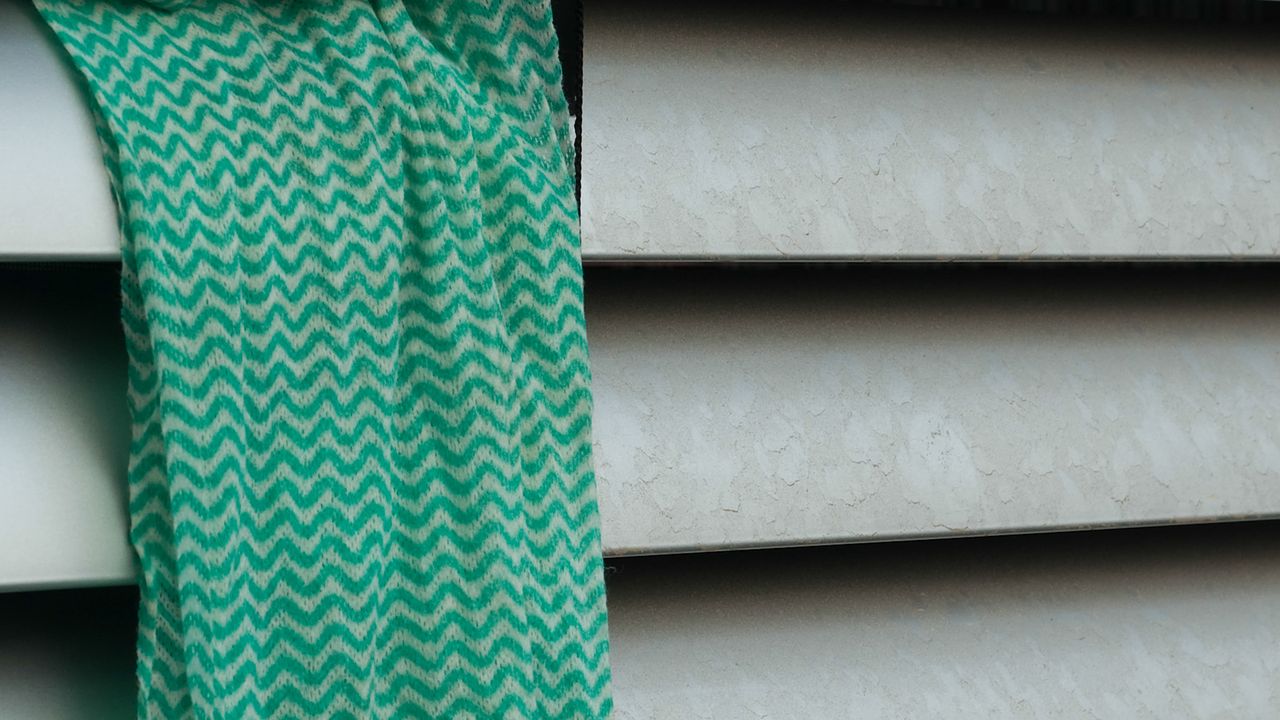 Czyszczenie żaluzji domowym sposobem. Wypróbuj ten patent (WIDEO)