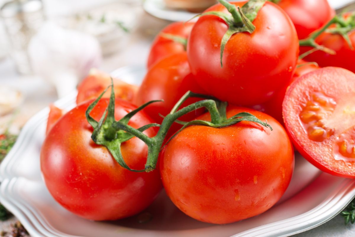 Why is it better to buy tomatoes with stems?