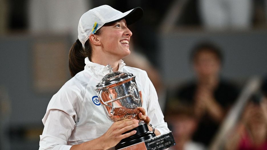 Iga ?wiatek zwyci??czyni? turnieju na kortach Rolanda GarrosaPoland's Iga Swiatek poses with the trophy after winning against US' Coco Gauff at the end of their women's single final match on day fourteen of the Roland-Garros Open tennis tournament at the Court Philippe-Chatrier in Paris on June 4, 2022. - Iga Swiatek cruised to her second French Open title by dominating teenager Coco Gauff in the final as the world number one claimed her 35th successive victory. (Photo by Christophe ARCHAMBAULT / AFP)CHRISTOPHE ARCHAMBAULT