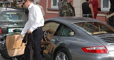 Kammel sprzedaje porsche?