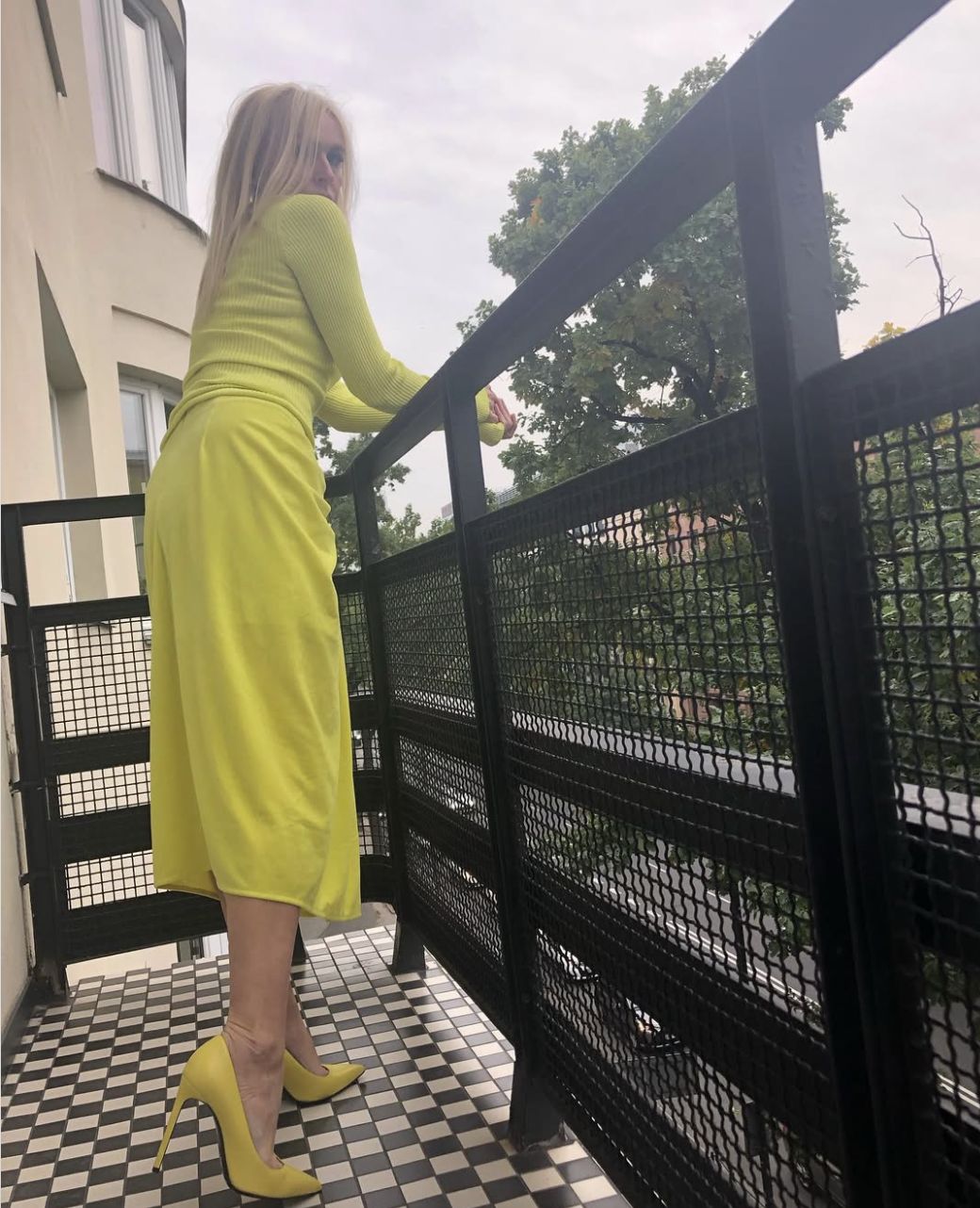 Monika Olejnik na balkonie