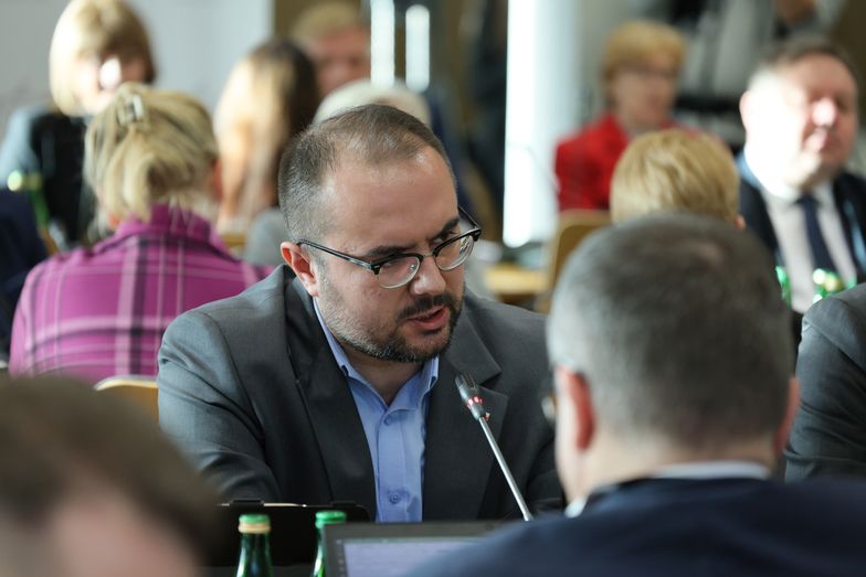 Warszawa, 29.12.2023. Poseł PiS Paweł Jabłoński (C) podczas posiedzenia sejmowej komisji sprawiedliwości i praw człowieka w Sejmie w Warszawie, 29 bm. Posłowie mają rozpatrzyć i zaopiniować dla Komisji Finansów Publicznych rządowy projekt ustawy budżetowej na rok 2024. (sko) PAP/Paweł Supernak