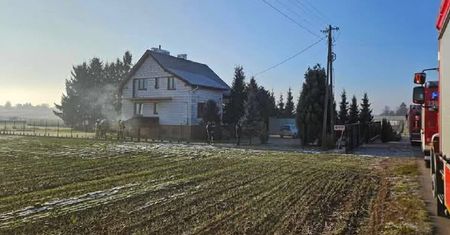 Pożar domu rozpoczął się od piwnicy. Na miejsce wysłano cztery jednostki straży pożarnej