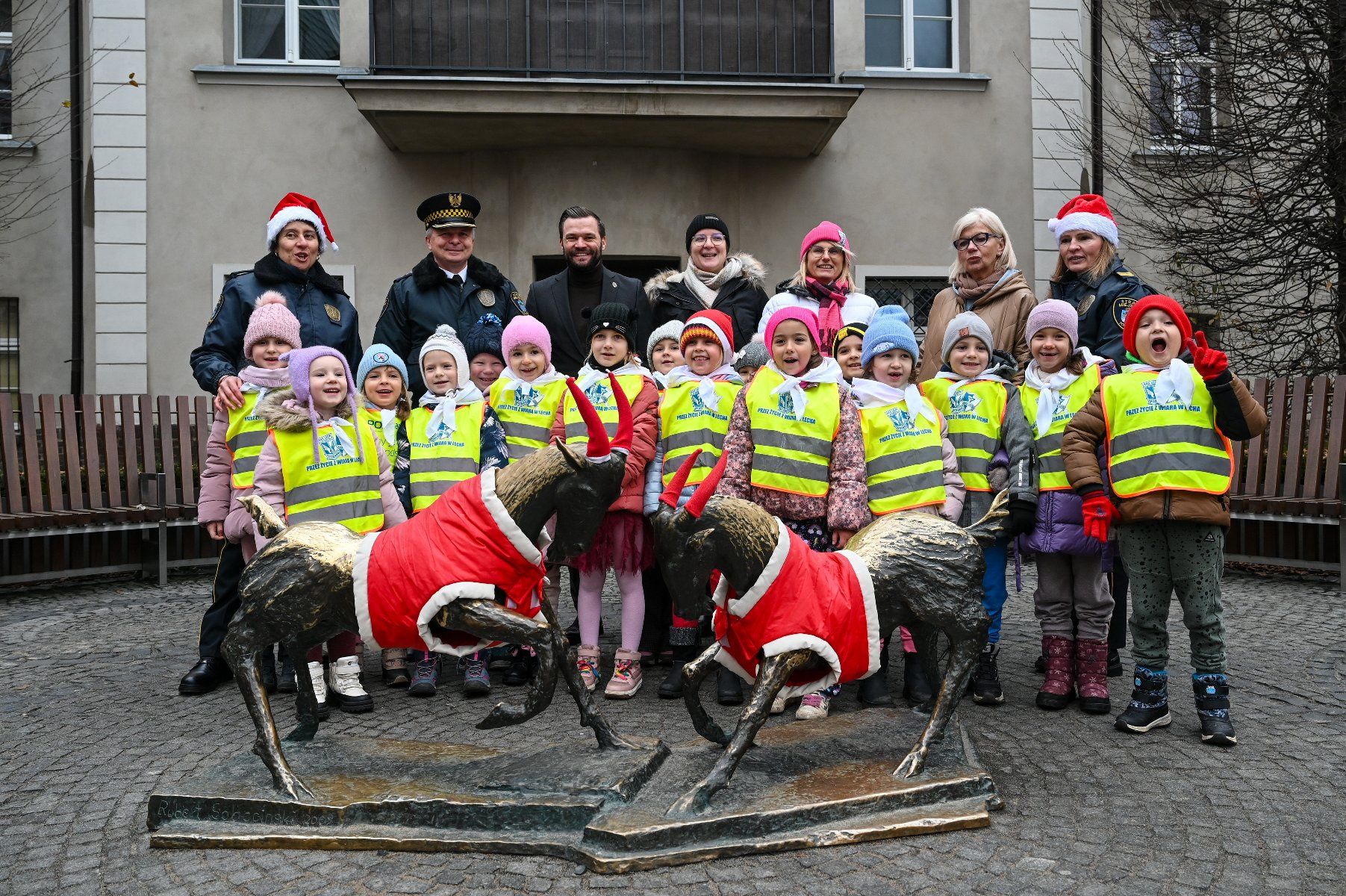 Dzieci ubrały poznańskie koziołki w świąteczne ubranka fot. UMP