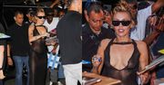Miley Cyrus zaskoczyła fanów pod hotelem, gdzie paradowała w "nagiej sukni". Nie obyło się bez nawiązania do eksmęża