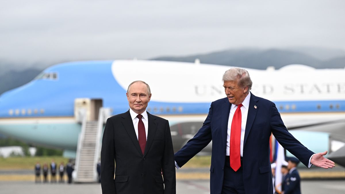 US President Donald Trump (R) and Russian President Vladimir Putin pose on a podium on the tarmac after they arrived to attend a meeting at Joint Base Elmendorf-Richardson in Anchorage, Alaska, USA, 15 August 2025. EPA/SERGEY BOBYLEV/SPUTNIK/KREMLIN POOL / POOL MANDATORY CREDIT Dostawca: PAP/EPA.