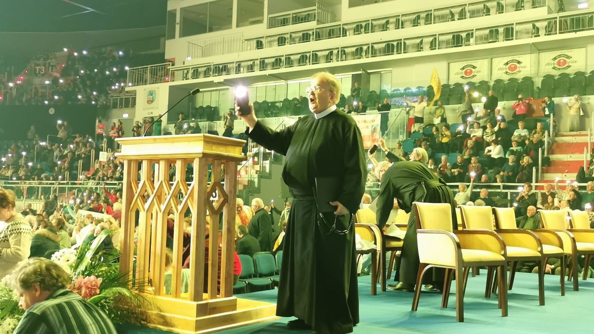 Tysiące wiernych w Toruniu na urodzinach Radia Maryja
