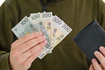 Polacy żyją od wypłaty do wypłaty. Zbadano dwa pokolenia