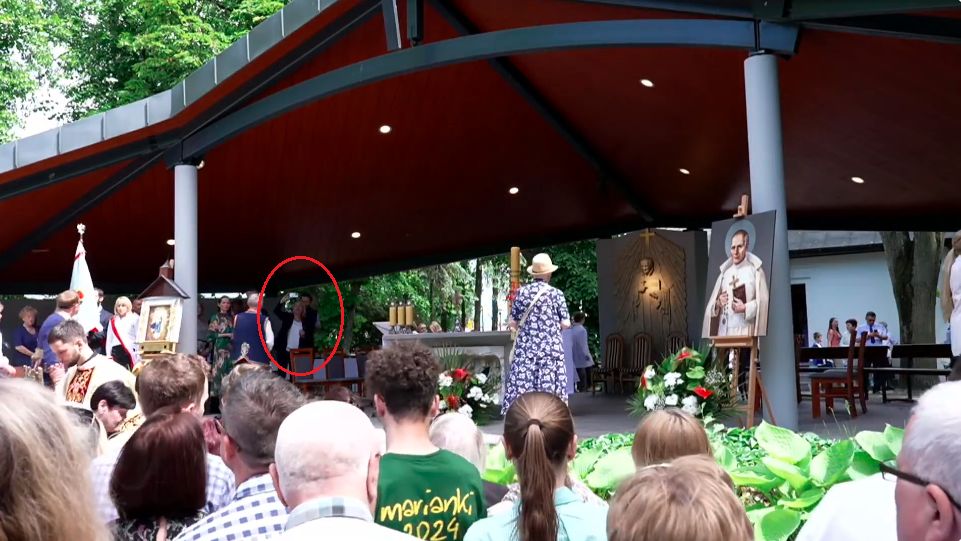 Dominika Chorosińska z mężem robią zdjęcia na uroczystości religijnej