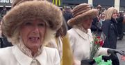 Królowa Camilla już PO KORONACJI! Została obdarowana koroną... z Burger Kinga. Zaskakująco zareagowała (WIDEO)