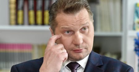 Internauci wyśmiewają stylówkę Przemysława Czarnka na rowerze: "Komicznie wyglądasz" (FOTO)