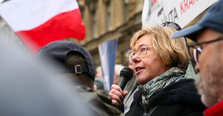 Barbara Nowak życzy miłego dnia pokazując kwiatki