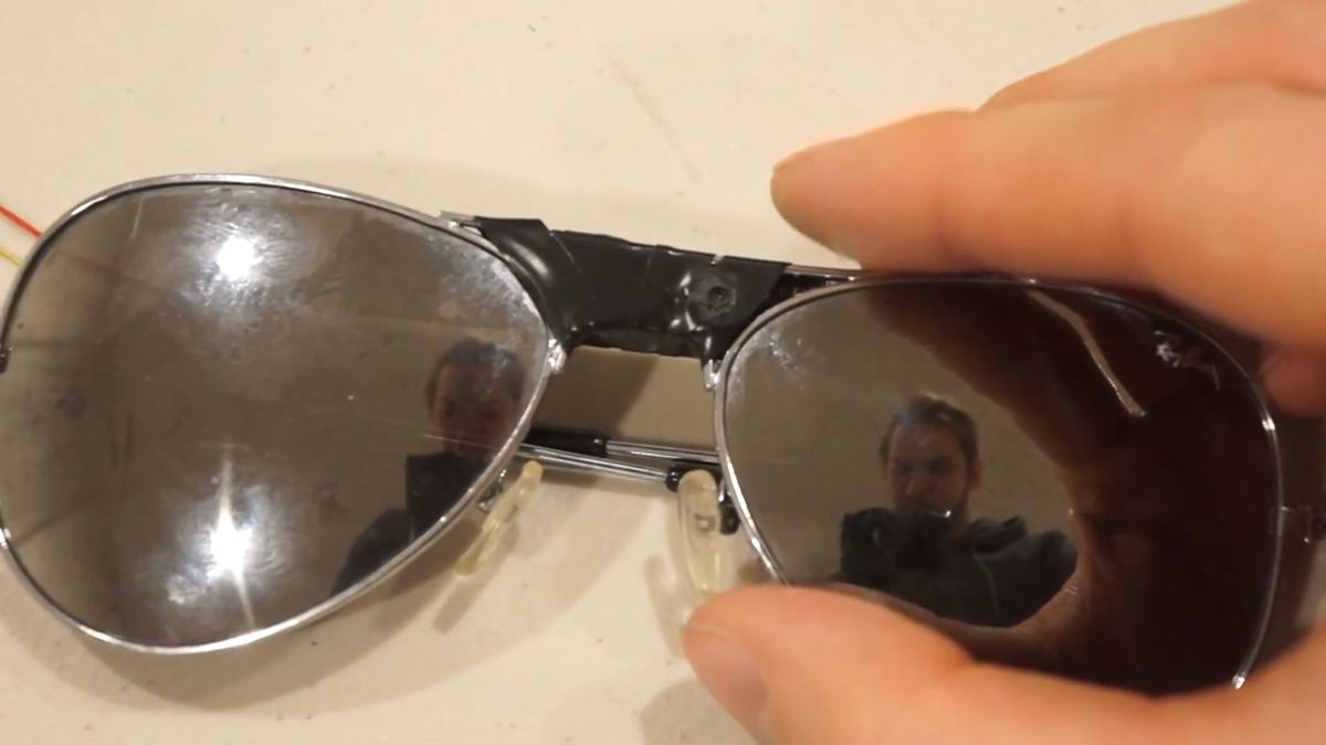 Szpiegowskie okulary z kamerką. Zrobił je sam i wykorzystał Raspberry Pi 1