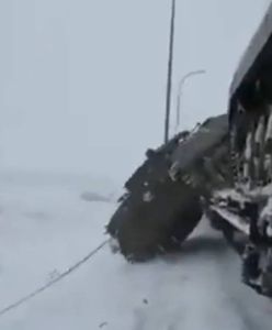 Czołg Rosjan nagle wypadł z pociągu. Nagranie obiegło świat