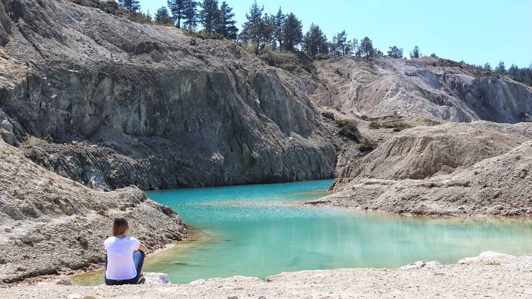 Zrobili zdjęcia w toksycznym jeziorze. Teraz chorują 1