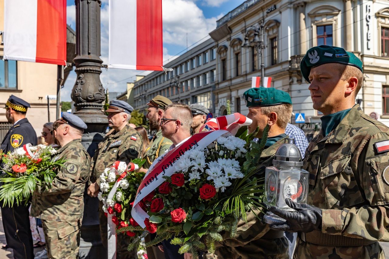 Marsz Szlakiem I Kompanii Kadrowej w Krakowie. Uroczystości rozpoczęły się pod pomnikiem marszałka Piłsudskiego