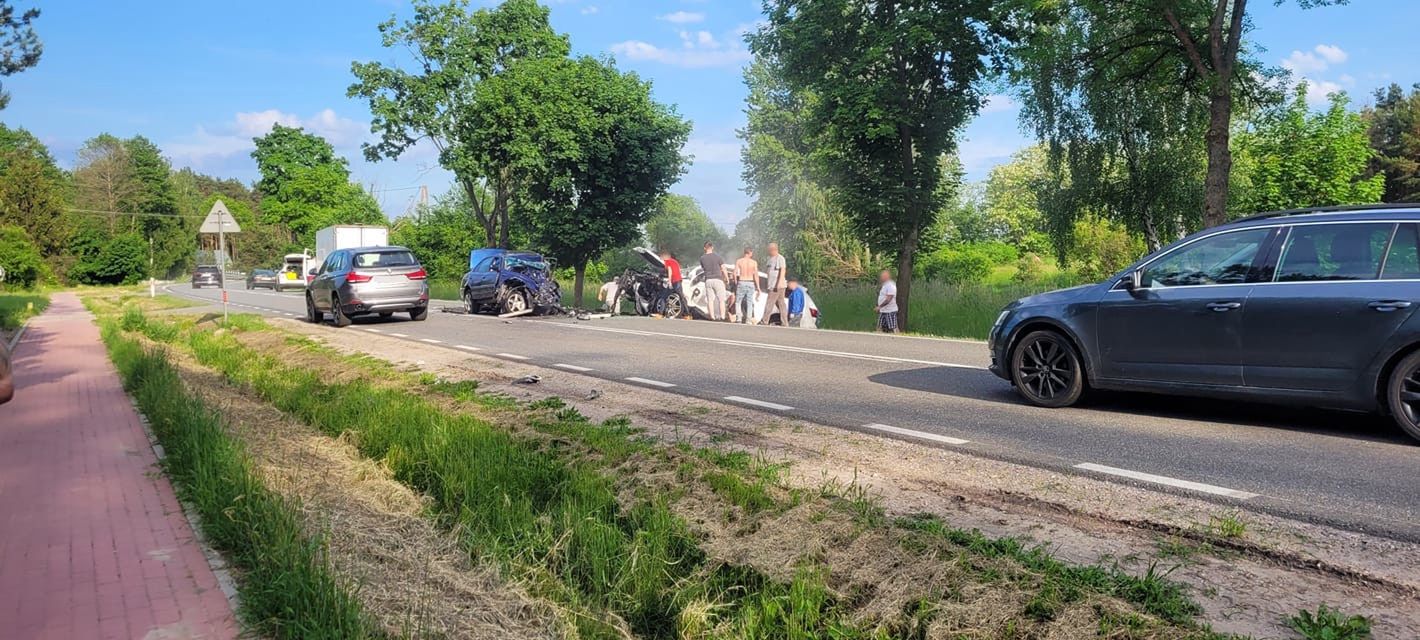 Śmiertelny wypadek. Auto stanęło w ogniu. Na miejscu trzy karetki i śmigłowiec LPR