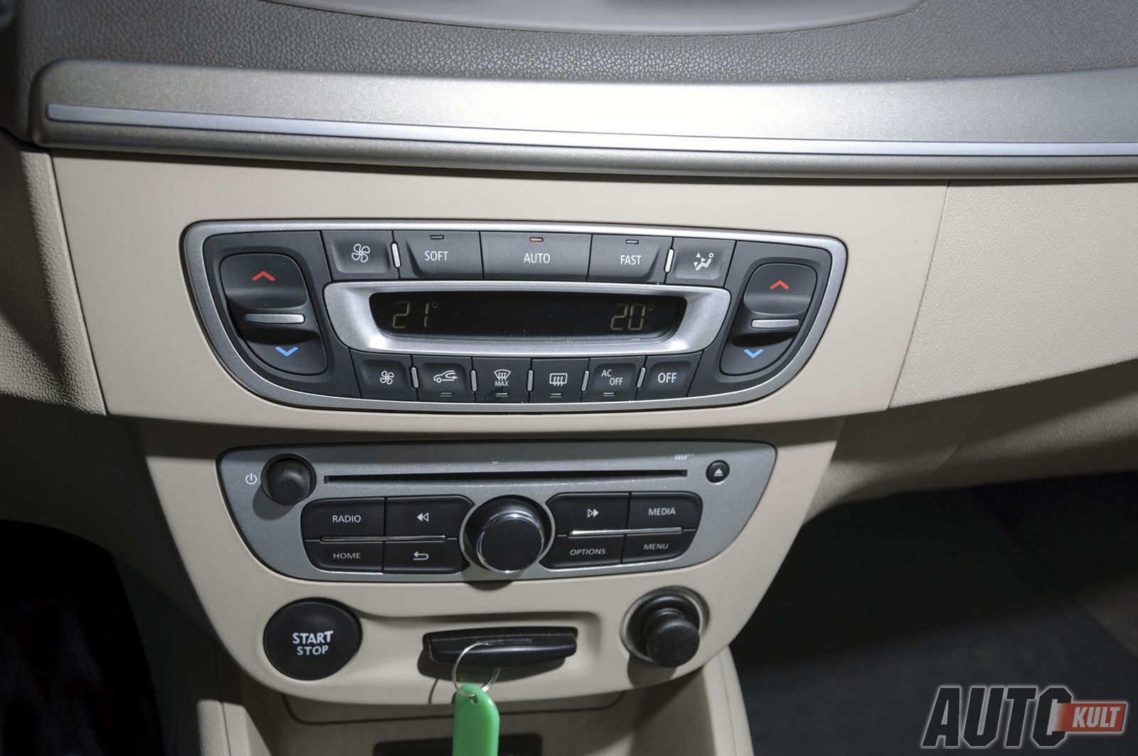 Opel Astra Sedan vs. Renault Fluence vs. Škoda Octavia vs. Toyota Corolla - galeria testowa 28