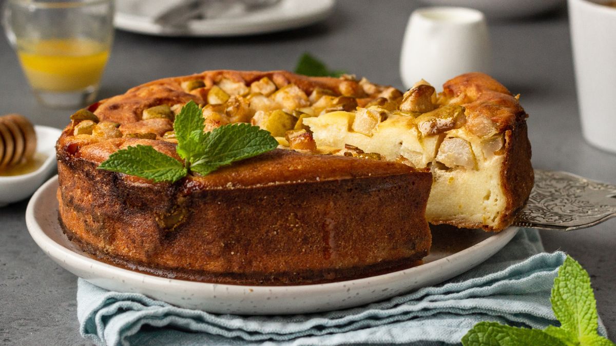 Sernik z filiżanki z gruszką.