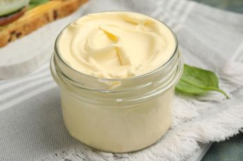 Domowy majonez, który deklasuje wszystkie inne. Idealny do sałatki jarzynowej