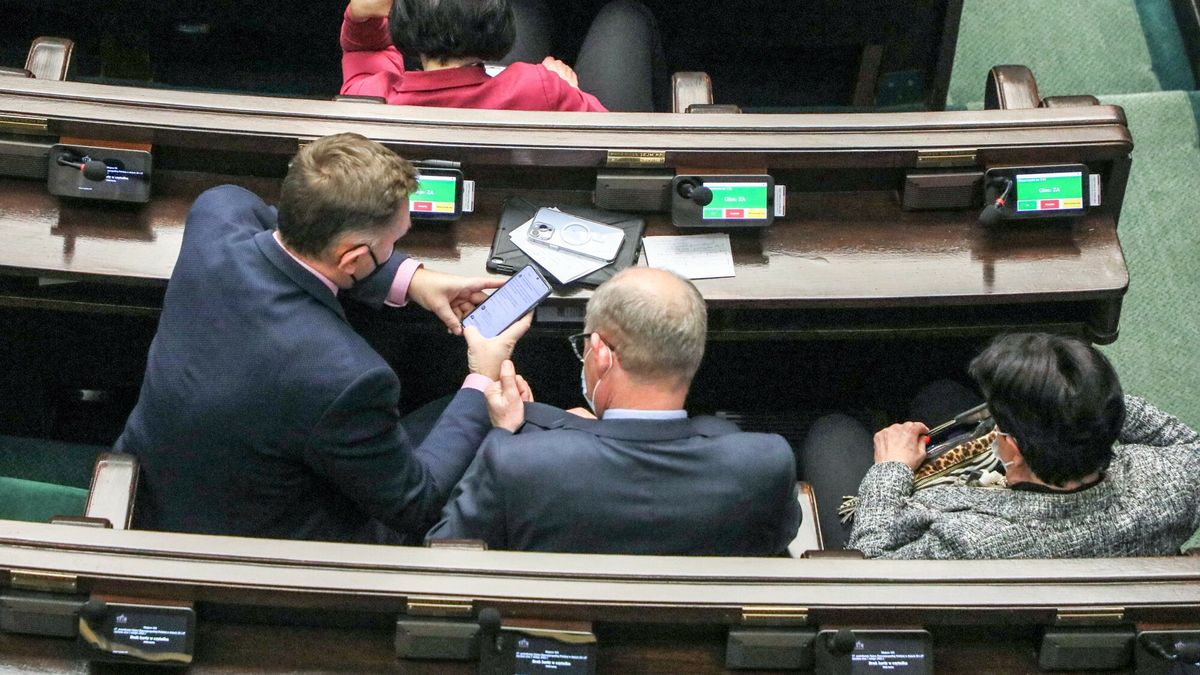 Zastosowane rozwiązania są transparentne i w żaden sposób nie uprzywilejowują posłów względem podatników zatrudnionych na umowach o pracę — tłumaczy CIS