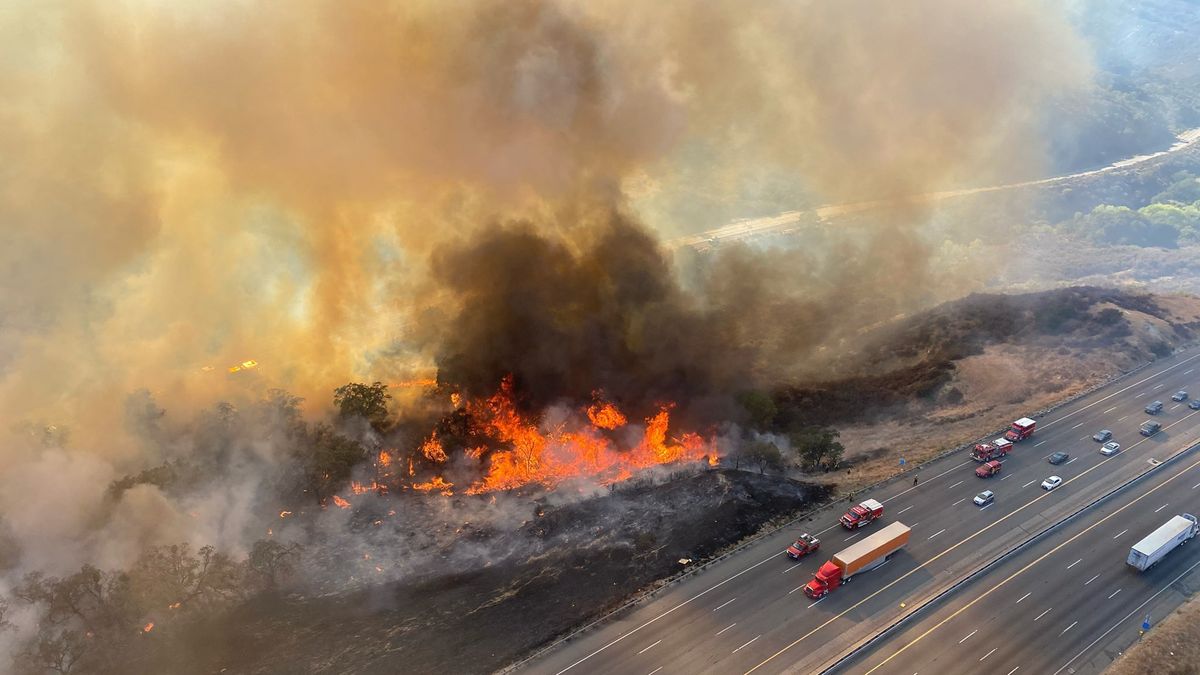 Pożar blisko autostrady. Kalifornia