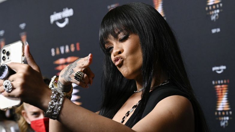 Rihanna w grzywce i w pończochach w Nowym Jorku