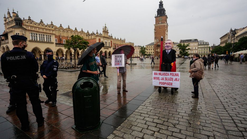 Kraków. Kukła z wizerunkiem prezydenta Andrzeja Dudy 