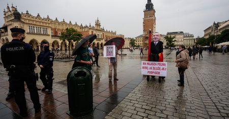 Wybory 2020. Przyszedł na wiec Andrzeja Dudy z rzeźbą przypominającą prezydenta. Interweniowała policja