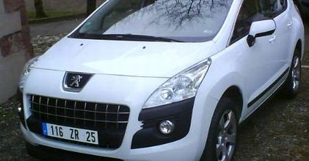 Peugeot 3008 ustrzelony przez paparazzi