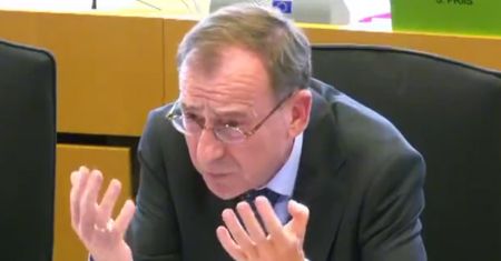 "Pan jest głuchy i ślepy?". Kamiński oburzony raportem KE