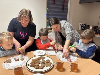 Chwałki: Wspólne dekorowanie pierniczków. Będzie słodko i świątecznie