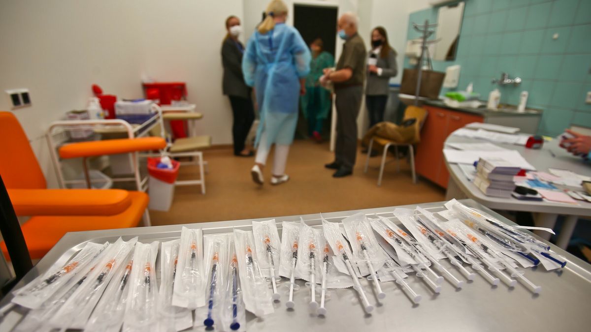 Punkt szczepień w Uniwersyteckim ISzpitalu Klinicznym przy ulicy Borowskie we Wrocławiu.