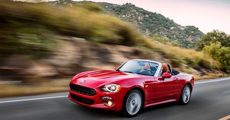 Fiat 124 Spider i wersja Abarth na nowej porcji zdjęć z USA
