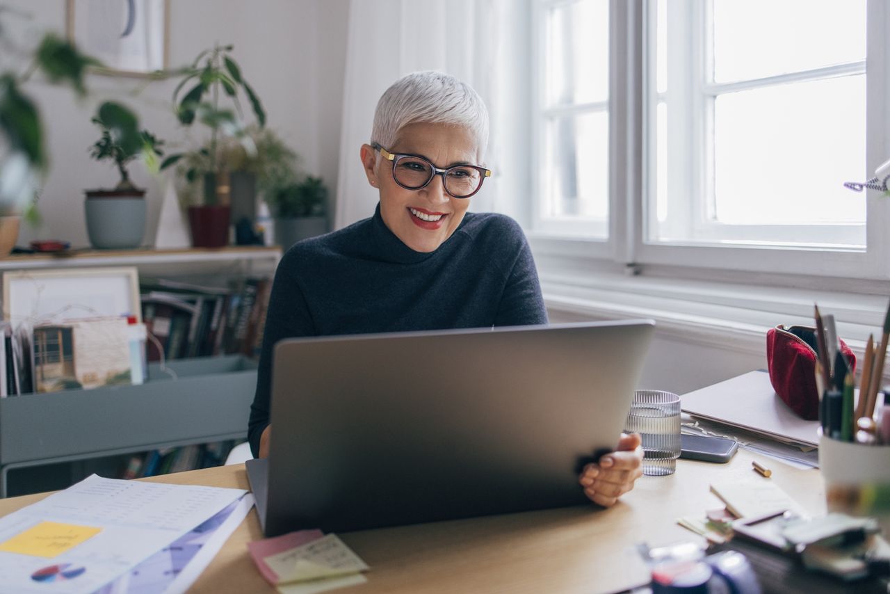 The perfect hairstyle that highlights the beauty of women over fifty.
