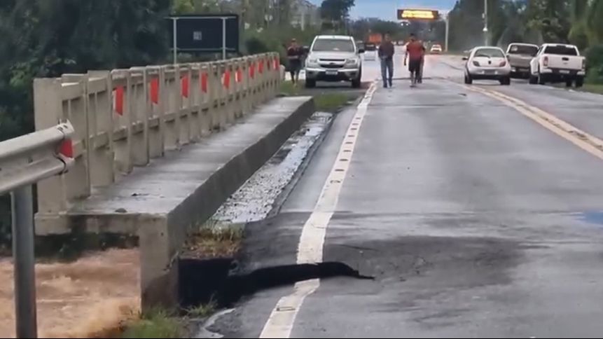 El puente se derrumbó en el agua justo delante de ellos.  Todo se puede ver en la grabación.