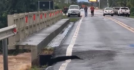 Most runął do wody tuż przed nimi. Wszystko widać na nagraniu