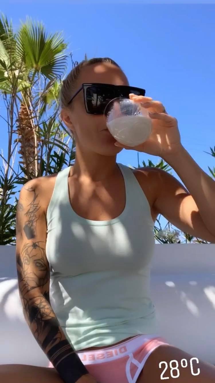 Blanka Lipińska wskakuje topless do basenu