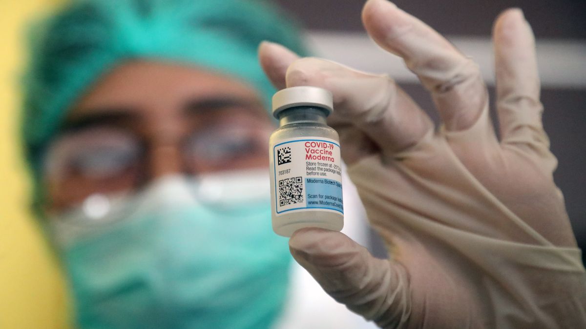 Kolejne dawki szczepionki przeciw COVID-19 są podawane przed spodziewaną, 7. falą zakażeń koronawirusem