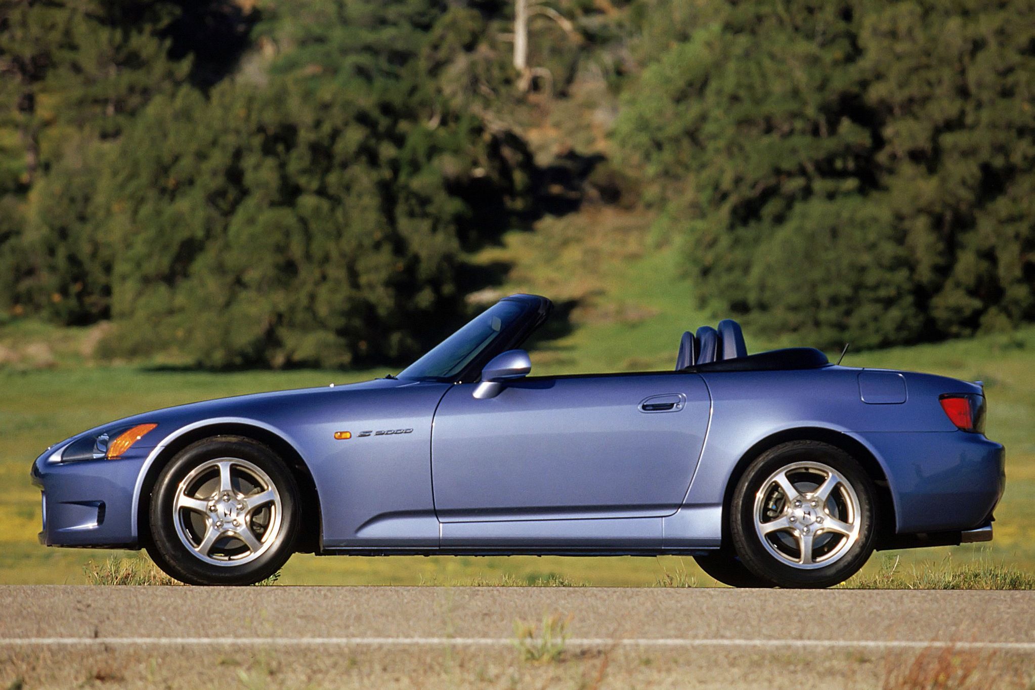 Honda S2000 to jeden z tych modeli japońskiej marki, za których miłośnicy wzdychają najbardziej.