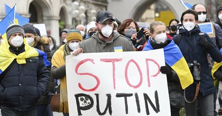 Jest decyzja o odcięciu Rosji od SWIFT. To nie koniec sankcji, które zabolą Putina
