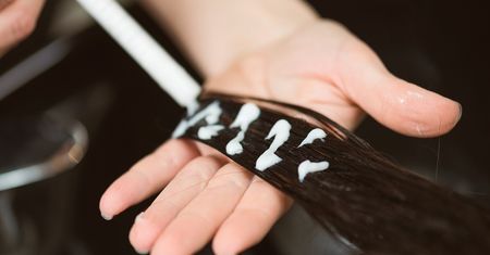 Stosuj na ciepło raz w tygodniu. Włosy będą gładkie jak po luksusowym zabiegu