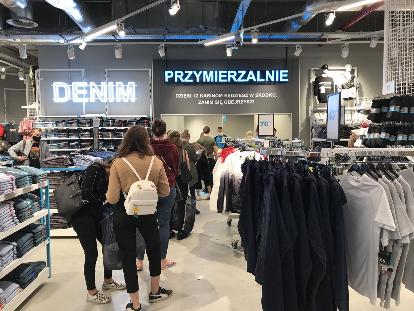 Ok. godziny 18 kolejki do przymierzalni były coraz dłuższe. 