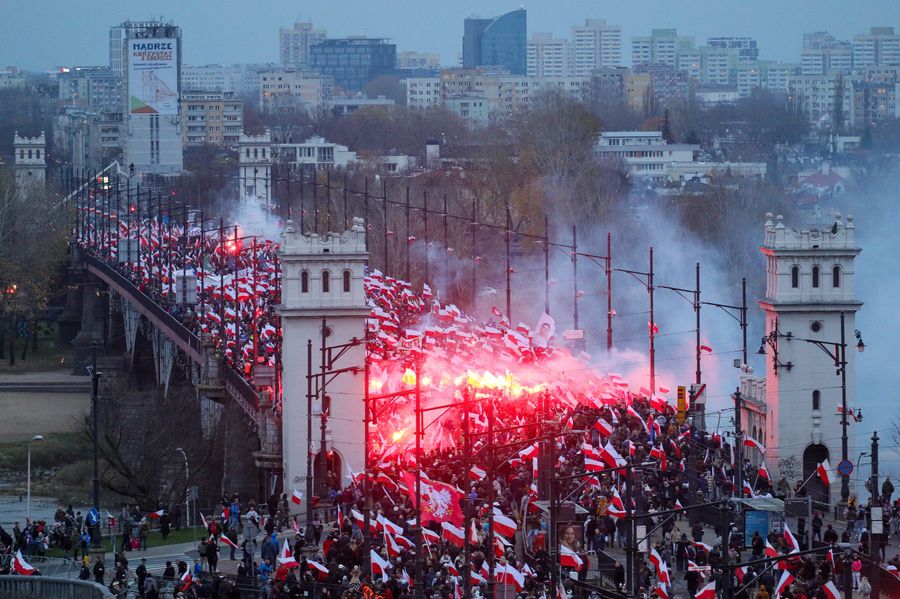 Warszawa, 11.11.2022. Uczestnicy Marszu Niepodległości na moście Poniatowskiego w Warszawie, 11 bm. Marsz pod hasłem �Silny naród, wielka Polska� przechodzi ulicami Warszawy w kierunku Stadionu Narodowego. Trwają obchody Narodowego Święta Niepodległości. (sko) PAP/Paweł Supernak