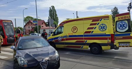 Niecodzienne zderzenie w Częstochowie. Osobówka wjechała w tramwaj