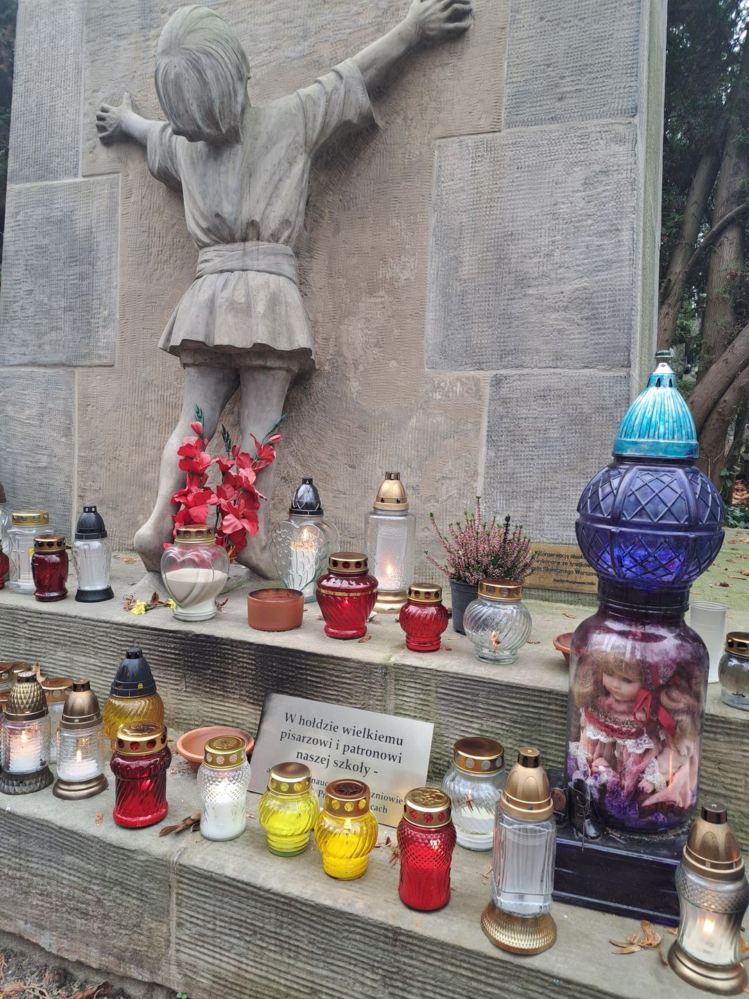 Na grobie Bolesława Prusa widnieje znicz w kształcie lalki.