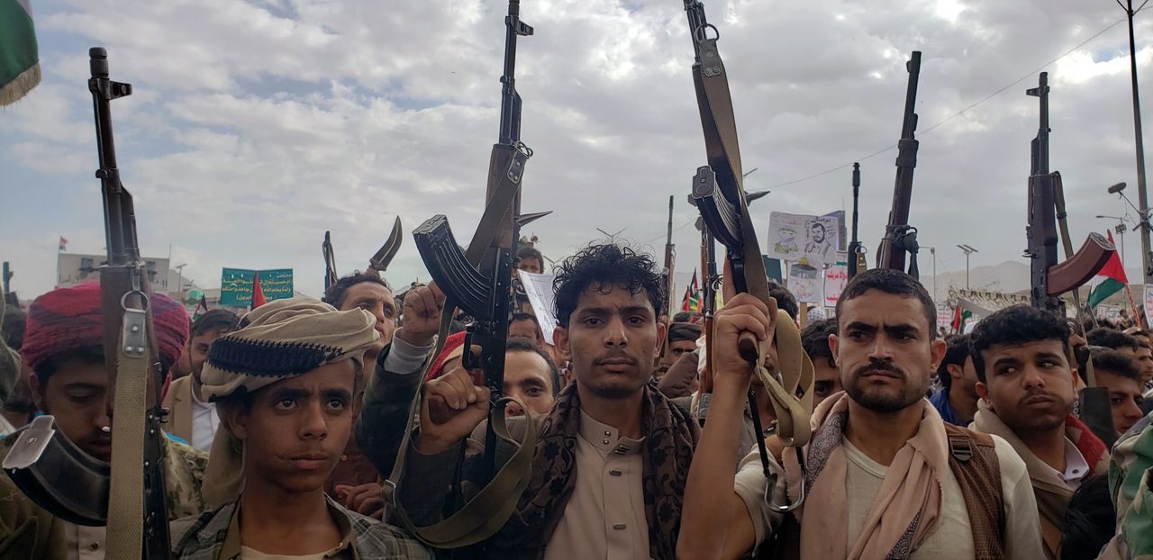 Houthi supporters protest against the US and Israel and in support of Palestinians, in Sana'a, Yemen, 01 March 2024. Thousands of Houthi supporters demonstrated in Sana'a to protest against the US and Israel and in support of Palestinian people in the Gaza Strip. Yemen's Houthis have fired some 384 missiles and drones at shipping vessels since mid-November 2023, when they started attacking maritime targets in the Red Sea and Gulf of Aden, according to Houthi leader Abdul-Malik al-Houthi. The US-led coalition continues to strike Houthi targets in Yemen as it seeks to degrade the Houthis' abilities to attack commercial shipping vessels in the Red Sea and the Gulf of Aden amid high tensions in the Middle East. In light of increased maritime security threats, the US has designated the Houthis as a 'Specially Designated Global Terrorist Group'. EPA/YAHYA ARHAB Dostawca: PAP/EPA.