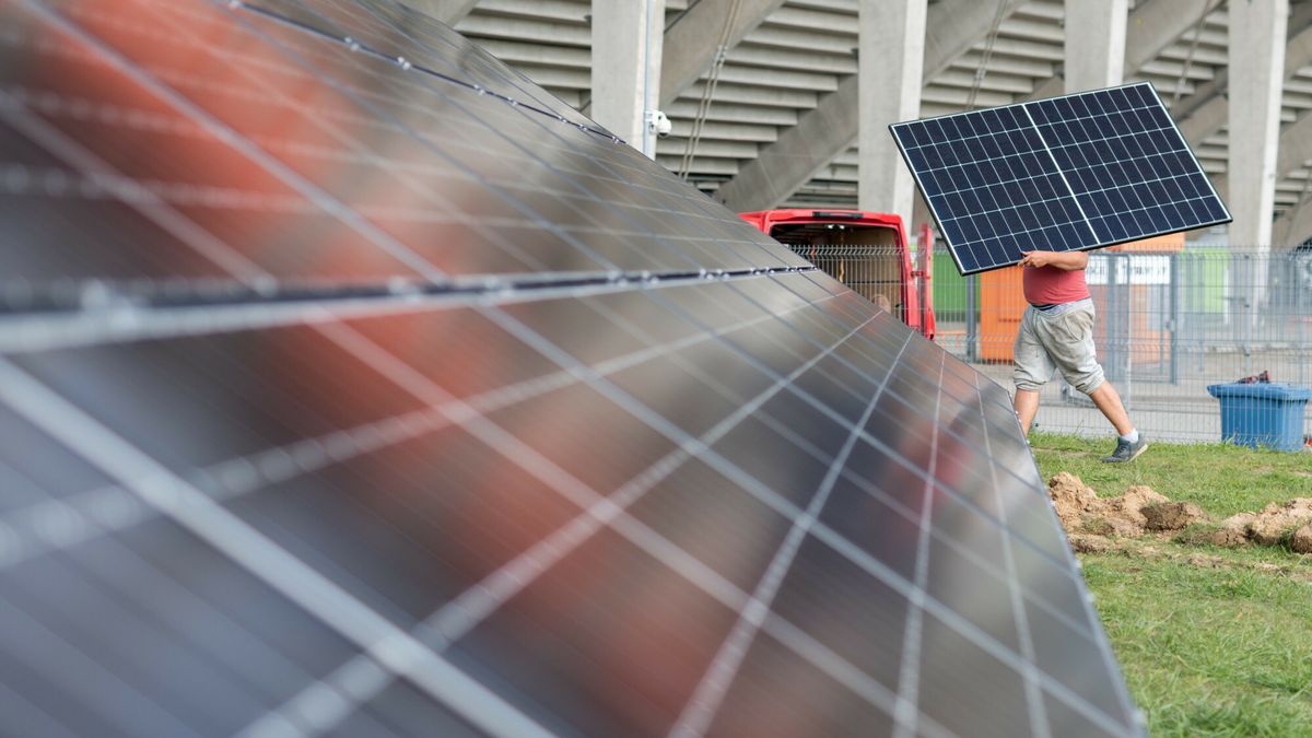 Budowa naziemnej instalacji fotowoltaicznej
24.09.2022 Lubin , n/z budowa naziemnej instalacji fotowoltaicznej  fot. P.Dziurman/REPORTER
PIOTR DZIURMAN/REPORTER