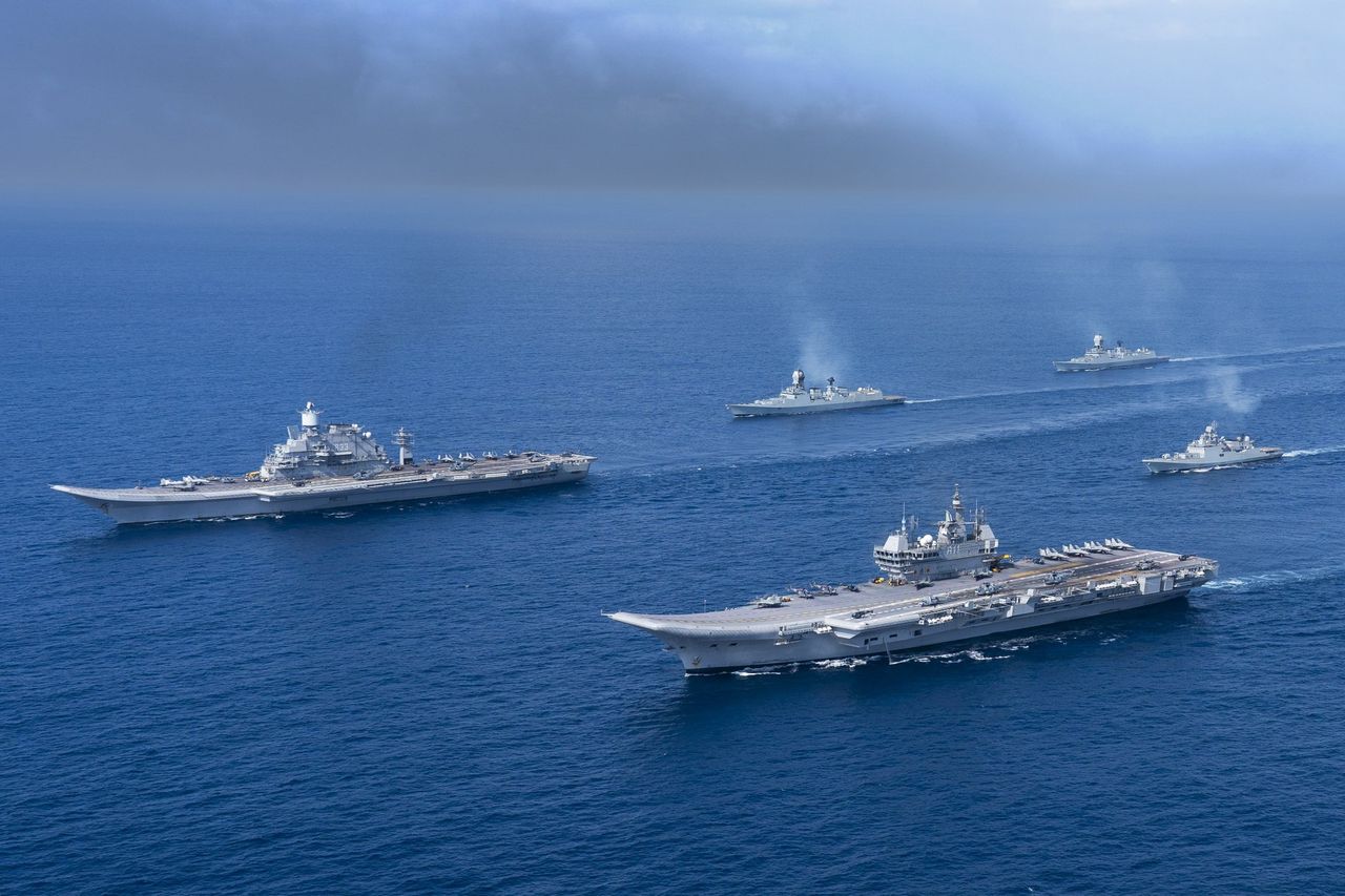 Vikramaditya und Vikrant zusammen mit den Schiffen der Träger-Kampfgruppen im Arabischen Meer.